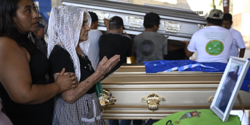 EN VIVO | Presidente Arévalo visita y apoya a familias de las víctimas de accidente en calzada La Paz