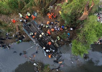 EN VIVO | Presidente Arévalo agradece personalmente a bomberos que acudieron a accidente en calzada La Paz