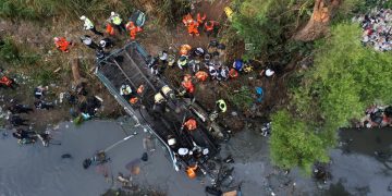 EN VIVO | Presidente Arévalo agradece personalmente a bomberos que acudieron a accidente en calzada La Paz