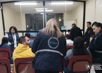 Personal de Sosep está la noche de este lunes en la morgue del Inacif apoyando a las familias de las víctimas.