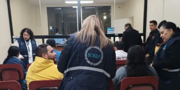 Personal de Sosep está la noche de este lunes en la morgue del Inacif apoyando a las familias de las víctimas.