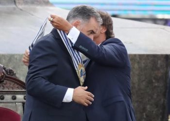 Yamandú Orsi recibe la banda presidencial de Lacalle Foto EFE