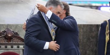 Yamandú Orsi recibe la banda presidencial de Lacalle Foto EFE