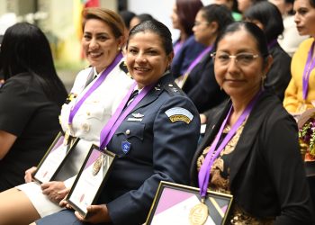 Mujeres galardonadas expresan sus impresiones de este recocimiento. /Foto: Álvaro Interiano.