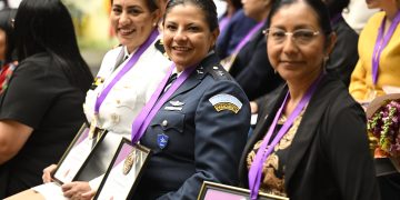 Mujeres galardonadas expresan sus impresiones de este recocimiento. /Foto: Álvaro Interiano.