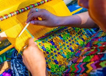 A través de sus creaciones, estas mujeres preservan el arte textil. / Foto: Inguat