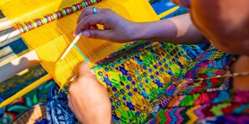 A través de sus creaciones, estas mujeres preservan el arte textil. / Foto: Inguat