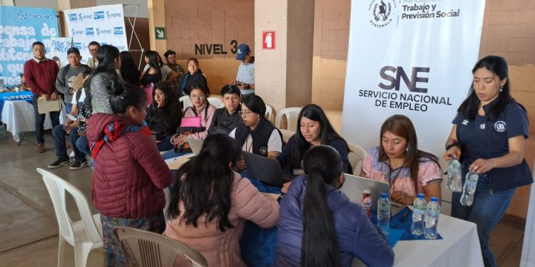 Alrededor de 300 vacantes durante Feria Nacional del Empleo en Quiché