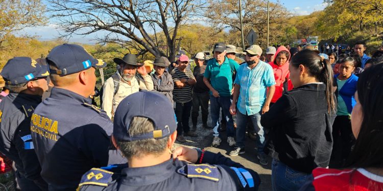 Diálogo permite liberar bloqueo en el km 161 ruta que comunica a Jalapa con Monjas