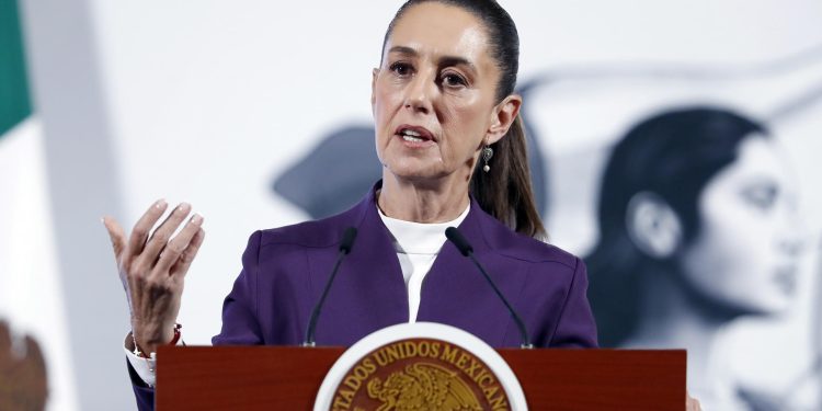 Claudia Sheinbaum augura respuesta si los aranceles impuestos por Trump a las exportaciones de México persisten. / Foto: EFE.