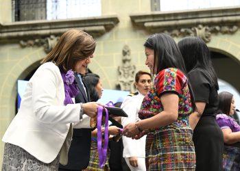 La vicepresidenta Karin Herrera entrega el diploma y la medalla a la excelencia laboral una de las 24 mujeres galardonadas con motivo del Día Internacional de la Mujer.