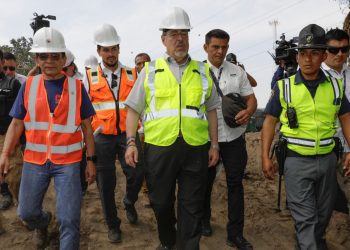 El presidente Bernardo Arévalo y el ministro del CIV, Miguel Ángel Díaz, durante la apertura de la autopista Palín-Escuintla./Foto: Alex Jacinto