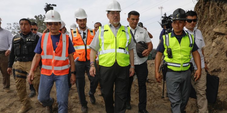 El presidente Bernardo Arévalo y el ministro del CIV, Miguel Ángel Díaz, durante la apertura de la autopista Palín-Escuintla./Foto: Alex Jacinto