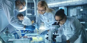 Alto porcentaje de científicos estadounidenses piensan dejar el país ante recortes a la investigación. / Foto: Qué Estudiar.