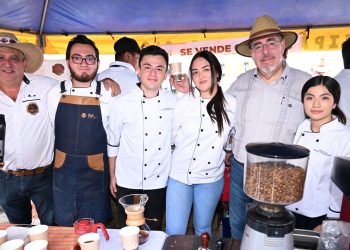 El presidente Bernardo Arévalo comparte con vecinos de Olopa durante su participación en actividades por el Día del Caficultor./Foto: Byron de la Cruz