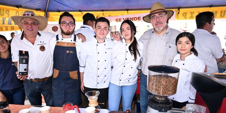 El presidente Bernardo Arévalo comparte con vecinos de Olopa durante su participación en actividades por el Día del Caficultor./Foto: Byron de la Cruz