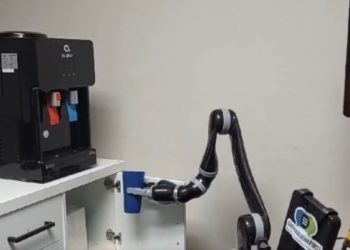 Por siete años, el brazo robótico ha funcionado con órdenes con la mente.