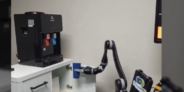 Por siete años, el brazo robótico ha funcionado con órdenes con la mente.