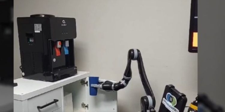 Por siete años, el brazo robótico ha funcionado con órdenes con la mente.