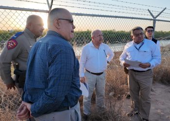 El canciller Carlos Martínez, durante su recorrido fronterizo junto autoridades de Estados Unidos, en Texas.