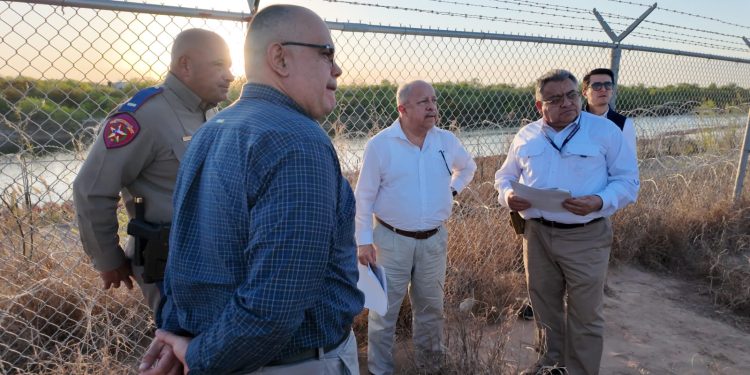 El canciller Carlos Martínez, durante su recorrido fronterizo junto autoridades de Estados Unidos, en Texas.
