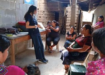 Agricultoras de San Migual Chicaj, Baja Verapaz, participan en charla sobre la importancia de la agricultura familiar para mejorar la alimentación y nutrición.