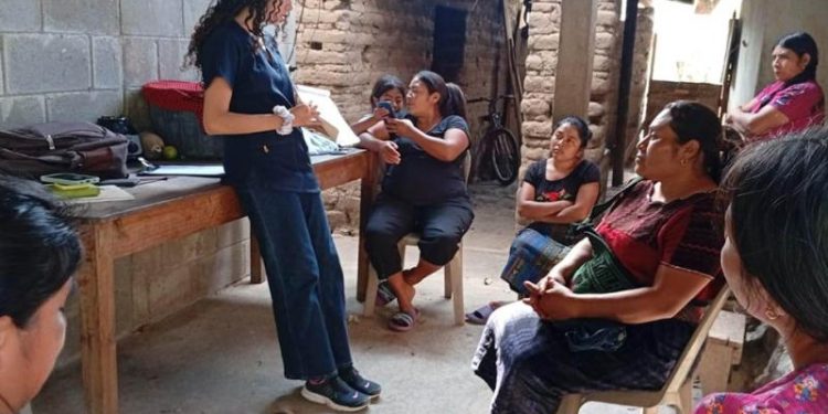 Agricultoras de San Migual Chicaj, Baja Verapaz, participan en charla sobre la importancia de la agricultura familiar para mejorar la alimentación y nutrición.