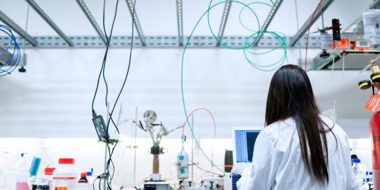 Pocos estudian ciencia y tecnología En las carreras STEM, las mujeres representan el 30 % de los estudiantes.