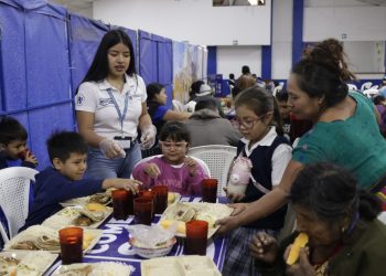 Una familia consume los alimentos que le proporcionó el comedor social del Mides en San Juan Sacatepéquez.