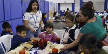 Una familia consume los alimentos que le proporcionó el comedor social del Mides en San Juan Sacatepéquez.