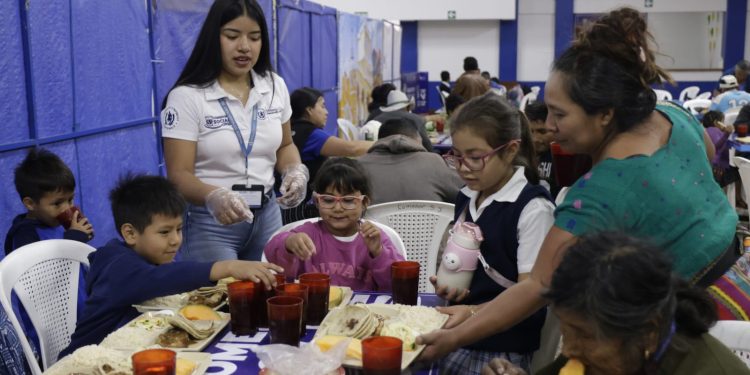 Una familia consume los alimentos que le proporcionó el comedor social del Mides en San Juan Sacatepéquez.