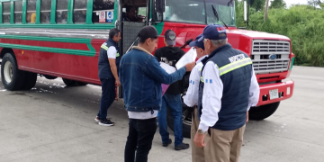 Las autoridades de tránsito velarán por que todos los vehículos cuenten con seguro contra terceros y ocupantes.