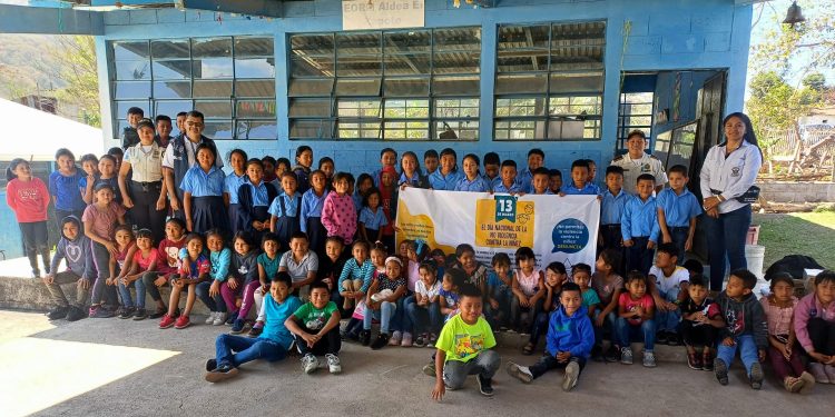 Capacitación de la PNC sobre prevención del delito, en el marco del Día Nacional de la No Violencia contra la Niñez. / Foto: PNC.