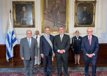 Presidente Bernardo Arévalo saluda a su homólogo de Uruguay Yamandú Orsi