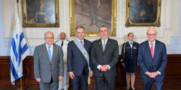 Presidente Bernardo Arévalo saluda a su homólogo de Uruguay Yamandú Orsi