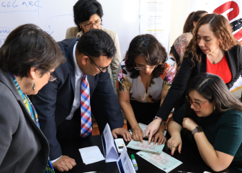 Autoridades y transportistas realizan mesa de trabajo para mejorar la atención a los usuarios. /Foto: DGT.