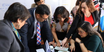 Autoridades y transportistas realizan mesa de trabajo para mejorar la atención a los usuarios. /Foto: DGT.