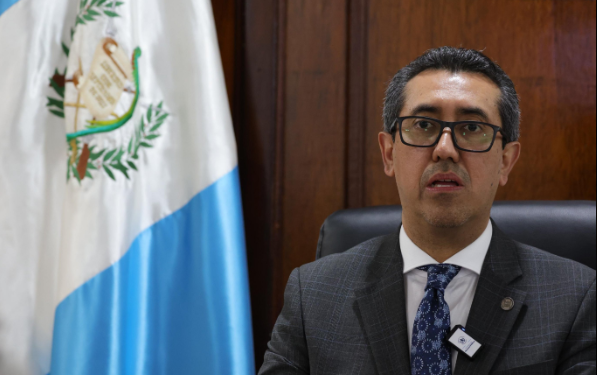 El ministro de Finanzas Públicas, Jonathan Menkos Zeissig,