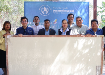 Fodes entrega pizarras en Baja Verapaz para fortalecer la educación. /Foto: Mides.
