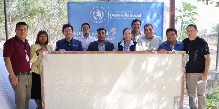 Fodes entrega pizarras en Baja Verapaz para fortalecer la educación. /Foto: Mides.