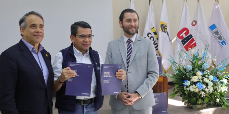 CIV y entidades afines a infraestructura tratan actualizaciones en el Libro Azul. /Foto: CIV.