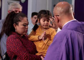 Católicos acuden a la imposición de la ceniza. (Foto: Noé Pérez)