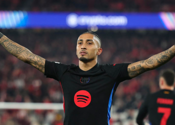 Raphinha hace soñar al Barcelona con los cuartos de final de la Champions League