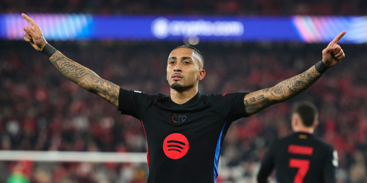 Raphinha hace soñar al Barcelona con los cuartos de final de la Champions League