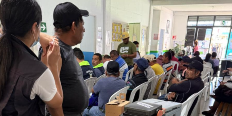 Realizan jornada de vacunación a recolectores de desechos en Mixco. (Foto: MSPAS)