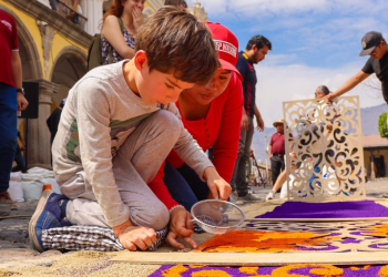 Inguat impulsa taller de elaboración de alfombras. /Foto: Inguat.