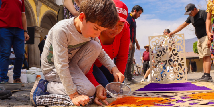 Inguat impulsa taller de elaboración de alfombras. /Foto: Inguat.