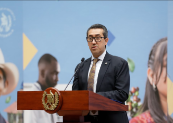 El ministro de Finanzas Públicas, Jonathan Menkos