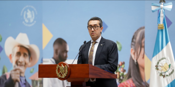 El ministro de Finanzas Públicas, Jonathan Menkos