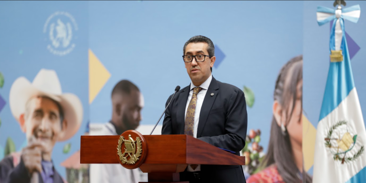 El ministro de Finanzas Públicas, Jonathan Menkos